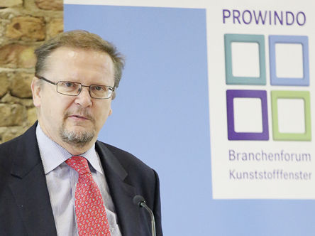 <p>
Dr. Matthias Hensel, Vorsitzender der BDI-Initiative Energieeffiziente Gebäude: „Die Energiewende wird nicht funktionieren, wenn wir es im Gebäudesektor nicht schaffen.“
</p> - © Foto: prowindo/Bettina Koch

