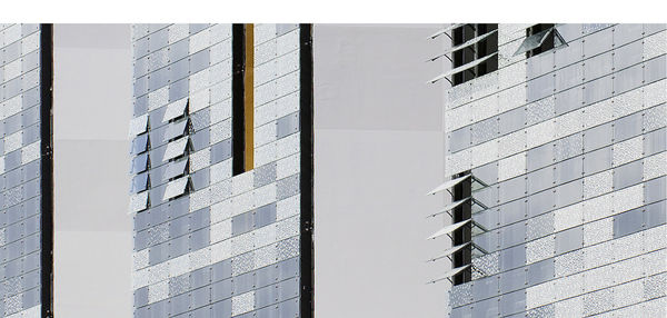 
Für das X-TU Gebäude entwarfen die Architekten für die Sonnenschutzlamellen aus Glas ein Design mit fünf verschiedenen Druckmustern. 
