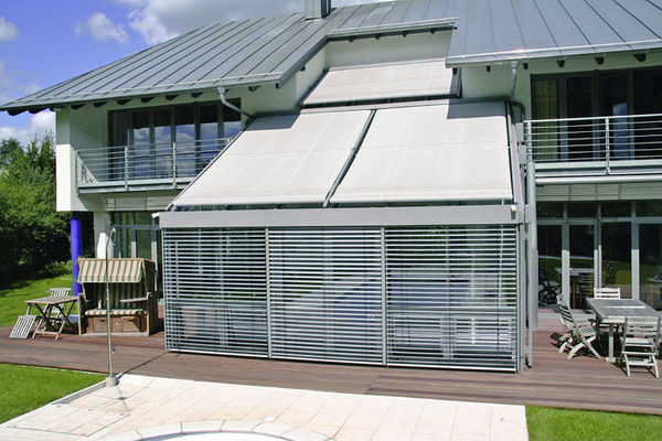 
Die sinnvolle Kombination von textilem Sonnenschutz und Raffstoren schafft die Möglichkeit das Klima in Wintergärten oder Wohngebäuden effektiv zu steuern.
