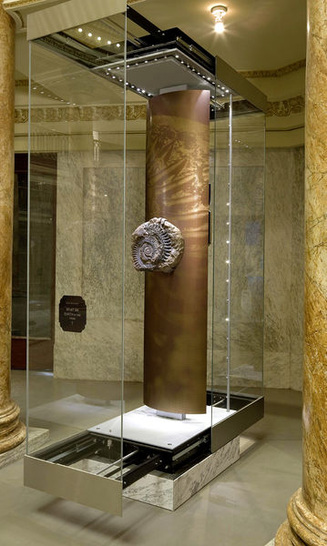 <p>
Glasbau Hahn ist weltweit aktiv: Hier eine Vitrine im Natural History Museum in Los Angeles. Das System übernimmt auch Beleuchtungs- und Klimatisierungsaufgaben.
</p>