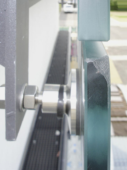 <p>
Damit die Qualität der Glasfassade stimmt: Stichprobenartig prüfen Kontrolleure auf der Baustelle neben den Scheibenabmessungen auch die Glaskantenqualität. 
</p>