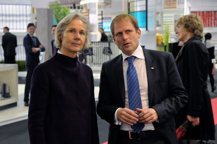 Prominenter Besuch am Messestand von heroal, die deutsche Botschafterin Dr. Susanne Wasum-Rainer mit Geschäftsführer Konrad Kaiser.