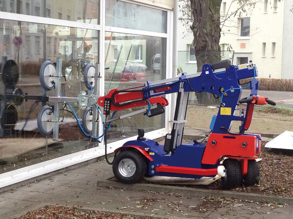 Größere Scheibenformate und steigende Gewichte von Bauelementen erfordern immer häufiger den Einsatz von Hebegeräten.