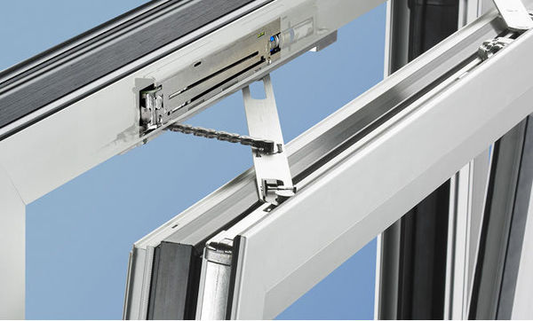 Nach BGV (Berufsgenossenschaftliche Verordnung) A3 § 3 der Berufsgenossenschaft für Feinmechanik und Elektrotechnik dürfen elektrische Anlagen nur von einer Elektrofachkraft errichtet werden.