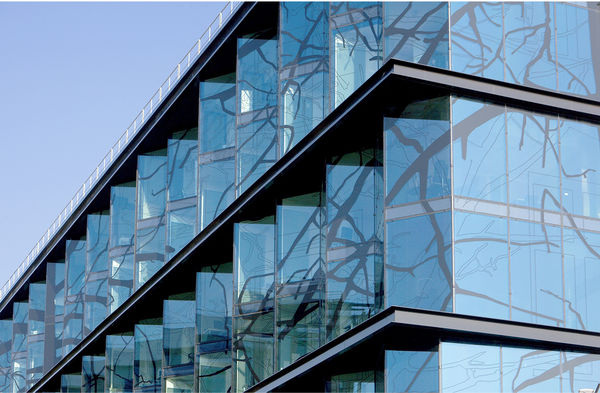 
Sicherheit in der Fassade: 


VSG-Gläser können dort auch die Anforderungen an die Durchschuss- und die Explosionshemmung erfüllen. 
