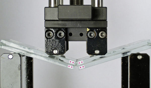 
01: Eine Versuchsdurchführung im Through-Cracked-Bending Testverfahren.

