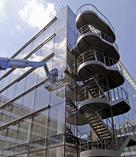 
01: Baustellenverklebung an einer Fassadenecke bei dem neuen Gebäude der HDI-Gerling Zentrale Hannover.
