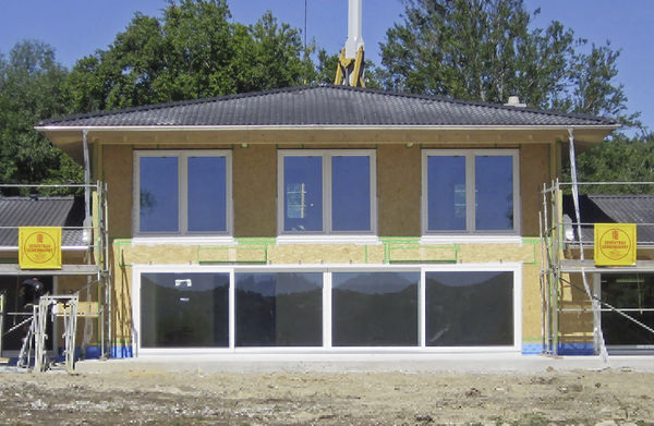 
Bei der Realisierung einer fast zehn Meter breiten Hebe-Schiebe-Tür in einem gehobenen Einfamilienhaus unterzog die Höhbauer GmbH Planus einem ersten Einsatztest.
