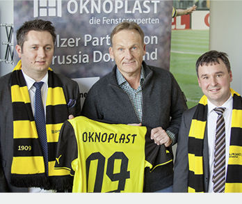 
(v. l.) Mikolaj Placek (Inhaber von Oknoplast und Sohn des Firmengründers), Hans-Joachim Watzke (Geschäftsführer Borussia Dortmund), Dominik Mryczko, GF Konzept Fenster und Türen GmbH Oknoplast Group, Ibbenbüren/Deutschland) 
