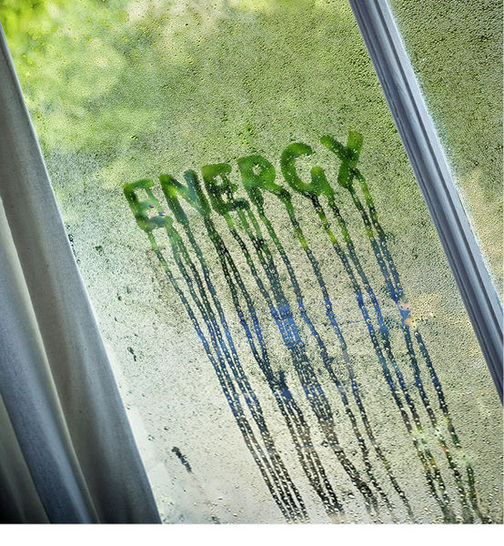 
Die natürliche, unbeabsichtigte Lüftung entfällt in dichten Gebäuden. Das führt zu einem feuchten Raumklima – wenn nicht die Lüftungsgewohnheiten angepasst werden.
