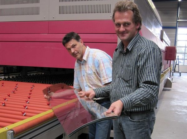 Die Flintermann-Prokuristen Reinhard Gruber (vorne) und Wilfried Schreyer freuen sich über die Zulassung ihrer gebogenen VSG- und Floatgläser.