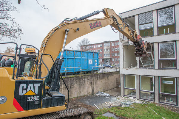 Die ersten Fensterprofile werden aus der Fassade herausgebrochen.