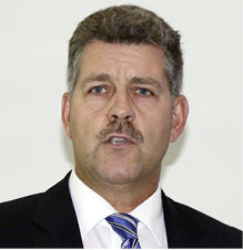 
Dr. Christian Compera, Homag-Entwicklungsleiter konnte sich mit Weinig-Bereichsleiter Fenster Karl-Heinz Moldan einigen.
