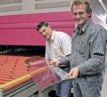 
Die Flintermann-Prokuristen Reinhard Gruber (vorne) und Wilfried Schreyer freuen sich über die Zulassung ihrer gebogenen VSG- und Floatgläser.
