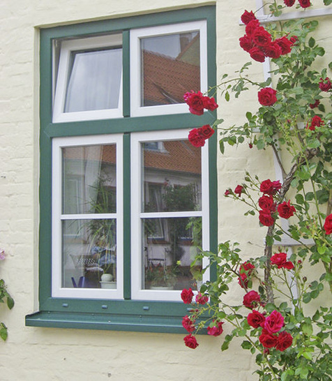 
Folienkaschierte Kunststofffenster verbinden traditionelle Bauformen und -farben mit den Vorzügen moderner Materialien, etwa Farbechtheit und Langlebigkeit.
