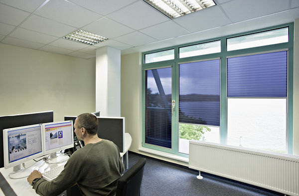 
Gerade die Transparenz und der Blick nach draußen sind besonders wichtig, wenn es um die richtige Wahl des Blendschutzes am Arbeitsplatz geht. 
