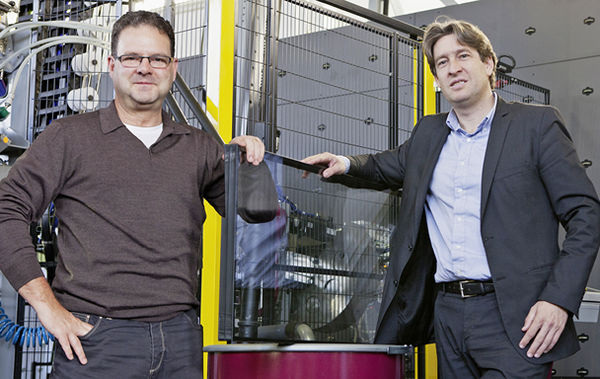 
Clemens Macarei, (l.) und Andreas Winter vor der ISO-Linie bei Winterglas. In die 
Linie ist ein Härteofen integriert für das Vorspannen von Dünngläsern für die ISO-Einheiten.
