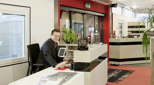 <p>
Am Chefpoint werden die Kunden von einem Verkaufs-Teamleiter persönlich empfangen.
</p> - © Foto: Coplaning

