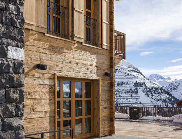 Für ein Hotelprojekt entwickelte die i+R Fensterbau GmbH ein zweiflügeliges Fenster der Widerstandsklasse “RC3“.