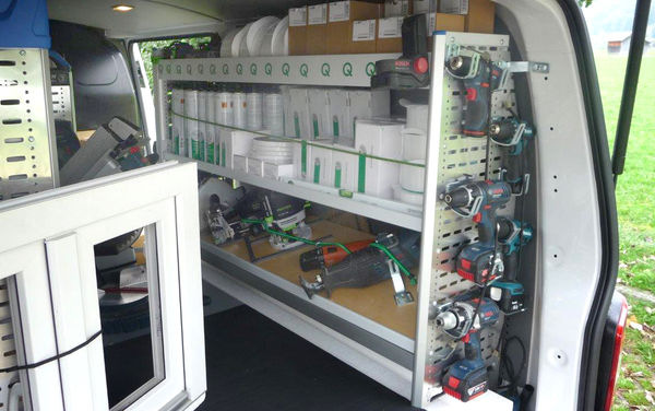 Von der Fensterschraube bis zum Sortimo-Regalsystem für Montage-fahrzeuge ist alles im greenteQ Mobil vor Ort griffbereit vorhanden.