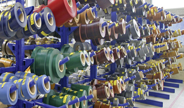 
Eigene Profile von Exte können mit den verfügbaren Folienprogrammen kaschiert werden. Rund 170 Folien sind im eigenen Lager verfügbar.
