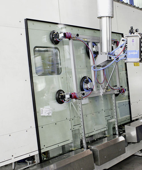 
Das Hebegerät am Ausgang der ISO-Linie ist mit Untergreiffüßen für schwere (3-fach-)Isoliergläser ausgestattet. Es handelt sich dabei um einen Easy-Lift von Bystronic glass.
