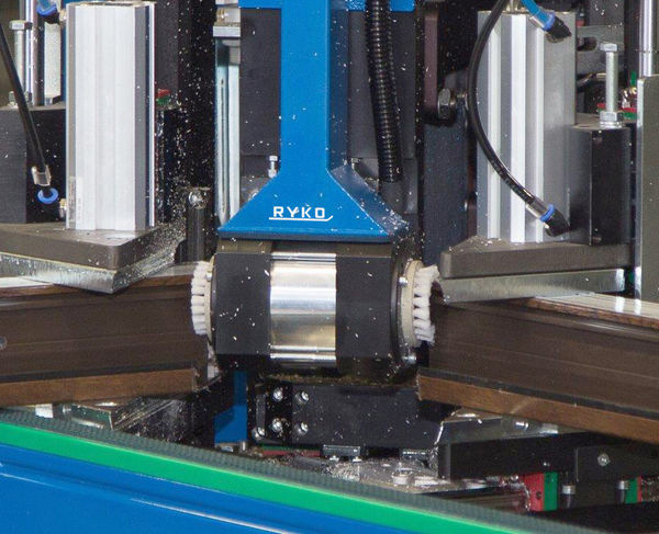 Jahrzehntelang galt der Einsatz eines Verputzers schlichtweg für unverzichtbar, umso erstaunlicher verblüfft die makellose Optik der mit der Schweißmaschine SL4-FF hergestellten Eckverbindungen.