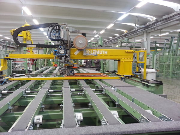 Automatisches Einkleben der Silikonschaumdichtung zwischen Holz und Glas