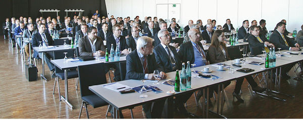 
Über 110 Teilnehmer aus der Fensterbranche und aus der Wohnungswirtschaft waren der Einladung des Netzwerkers Oliver Frey nach Heidenheim gefolgt.
