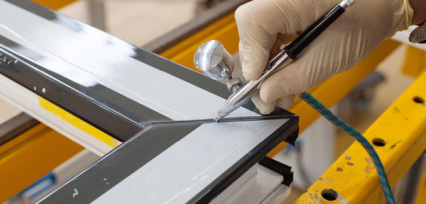 
Die Airbrush lässt sich einfach an der Kante der Schweißnaht entlangführen.
