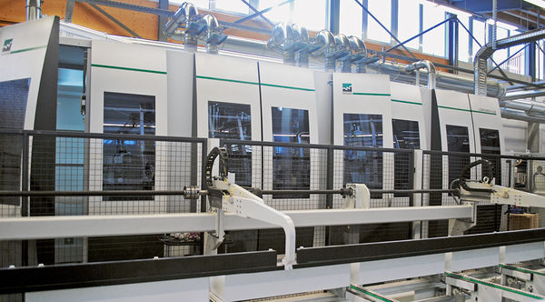 
Die Haupt-Frässtrecke mit den drei Portalen zur Längs- und Querprofilierung ist aus Schallschutzgründen sorgfältig gekapselt.
