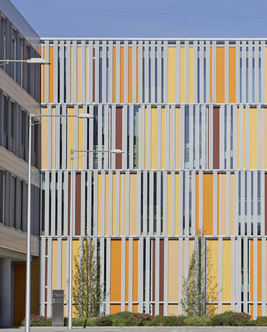<p>
Dieses Verwaltungsgebäude in München besitzt Linit Brüstungs- und Fassadenelemente mit Vakuum-Dämmkern.
</p> - © Foto: Andreas Menke

