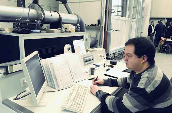 
Die Prüfungen der Fenster-Rollladenkasten-Kombinationen führte Dipl.-Wirtsch.-Ing. Martin Bürgel durch, der als technischer Geschäftsführer bei der Gütegemeinschaft Schlösser und Beschläge e.V. tätig ist.
