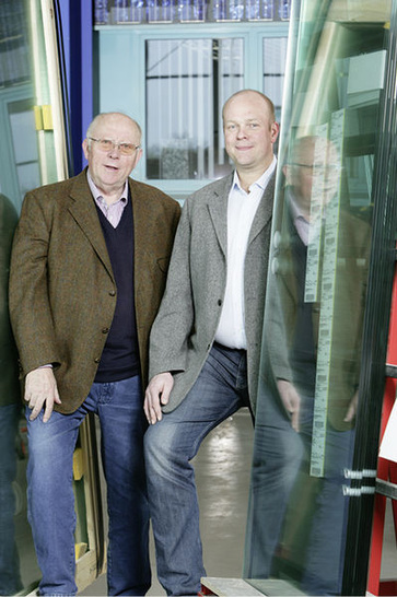 
„Wir lieben den Werkstoff Glas“: Vater Hans Wulfmeier und sein Sohn Frank, der heute das Unternehmen in der dritten Generation führt.
