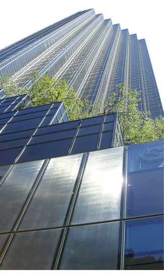 
Der im SZR geschützt liegende Sonnenschutz lässt sich vielfältig einsetzen, unter anderem bei erhöhten Windlasten und bei hohen Gebäuden.
