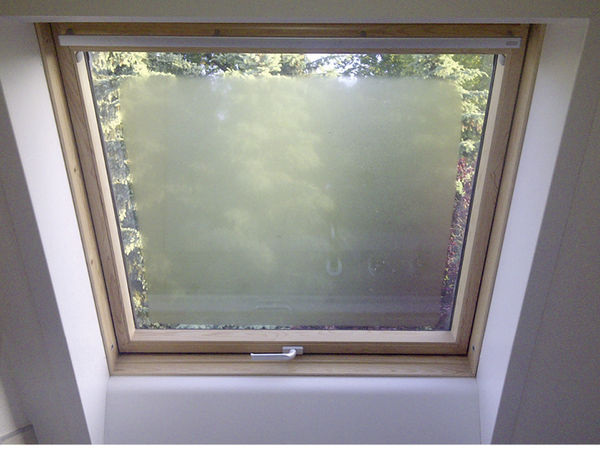 <p>
Die Kondensation von Wasser auf der Außenscheibe des Dachfensters entstand aufgrund der sehr guten Dämm-Funktion des 3-fach-Isolierglas. Solche Gläser werden heute zunehmend mit 3-fach-Silberschichten ausgestattet. 
</p>