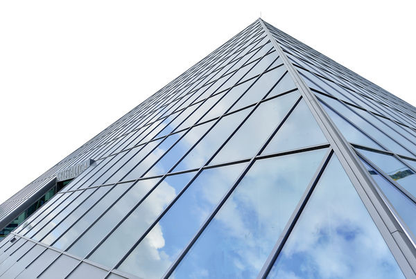 
Blickfang: Der Lausitzer Glaswarenhersteller Cristalica greift mit seine Glaspyramide optisch die langjährige Glas-Tradition der Stadt Döbern auf.
