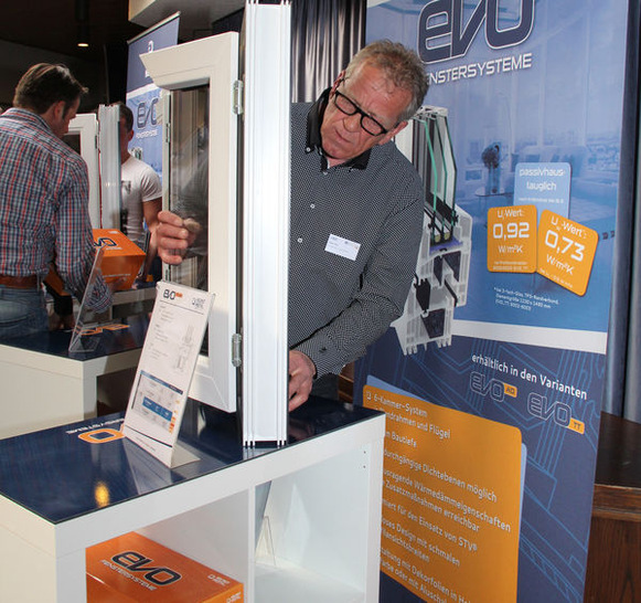 Die neuen EVO-Fenstersysteme der Helmut Meeth GmbH & Co. KG stießen beim Fachpublikum auf großes Interesse. - © Conny Weiler Fotografie/Helmut Meeth GmbH & Co. KG
 Die neuen EVO-Fenstersysteme der Helmut Meeth GmbH & Co. KG stießen beim Fachpublikum auf großes Interesse.