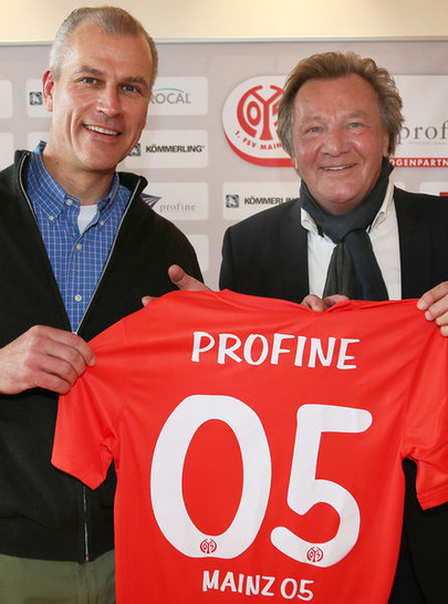 Dr. Peter Mrosik, Geschäftsführender Gesellschafter von profine (links), und Harald Strutz, Präsident des 1. FSV Mainz 05, präsentieren bei der Unterzeichnung der Partnerschaft ein symbolisches profine “05er“-Trikot.