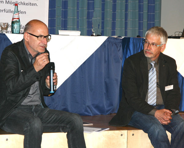 Eduard Appelhans (r.) und Rainer Rutsch beim Workshop "der lange Weg zur Maschine" auf der Proholzfenster-Tagung 2012. - © Daniel Mund / glaswelt.de
