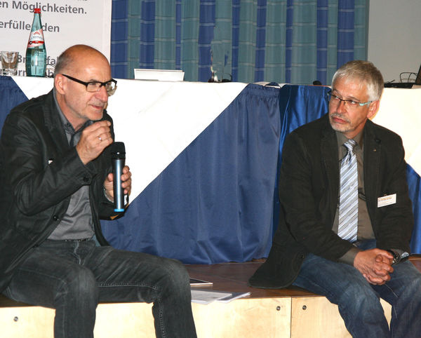 Eduard Appelhans (r.) und Rainer Rutsch beim Workshop "der lange Weg zur Maschine" auf der Proholzfenster-Tagung 2012.