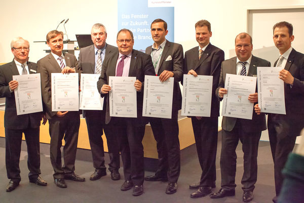 Die Unternehmensvertreter mit dem neuen RAL-GZ 716 (v.l.): Helmut Marzahn (Schüco), Georg Weng (Veka), Peter Czaikowski (Gealan), Götz Schmiedeknecht (Salamander), Michael Dietz (Rehau), Edgar Freund (Inoutic), Arno Bender (aluplast).