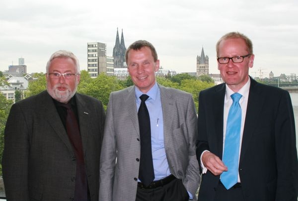 Thomas Dreisbusch, der Vorsitzende des Bundesverband Flachglas, BF-Vorstand Jürgen Halbmeyer und BF-Geschäftsführer Jochen Grönegräs bei der Präsentation der aktuellen Glasmarktzahlen. Foto: Matthias Rehberger