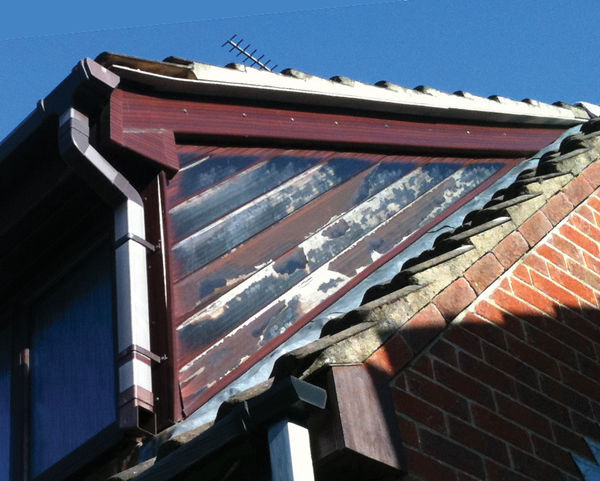 Diese Verschalung einer Dachgaube in Großbritannien ist vermutlich nicht einmal zwei Jahre alt. - © Renolit SE

