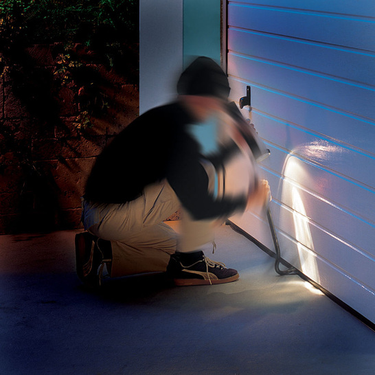 Alle dreieinhalb Minuten wird in Deutschland eingebrochen. Garagen gehören zu den größten Schwachstellen am Haus, weil sie oft Zugang zu den Wohnräumen verschaffen.