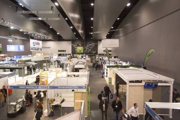 Hochwertiger Standbau und 1.600 Besucher auf der Auftaktveranstaltung prägten das Bild der R+T Australia. - © Landesmesse Stuttgart
