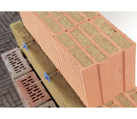 Zweischalige Mauerwerksaufbauten mit Hohllochziegeln sind eine der Königsdiziplinen für Handwerker, wenn es darum gehen soll Fenster und Rollläden einbruchsicher zu befestigen. - © Wienerberger
