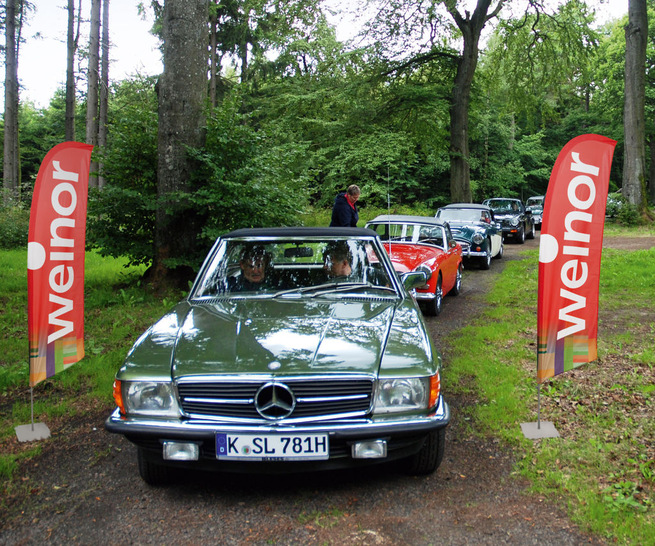Die Gewinner des Wettbewerbs “Weinor sucht die schönsten Ausstellungen“ freuten sich über eine Fahrt im Oldtimer. - © Weinor
 Die Gewinner des Wettbewerbs “Weinor sucht die schönsten Ausstellungen“ freuten sich über eine Fahrt im Oldtimer.