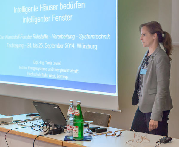 Tanja Lovric bei ihrem Vortrag: "Intelligente Häuser bedürfen intelligenter Fenster" - © Rainer Hardtke / GLASWELT
