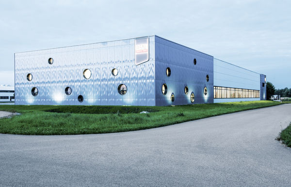 Beim Bau der neuen Fertigungshalle setzte REAL auf zahlreiche Systeme aus dem Hause REHAU.